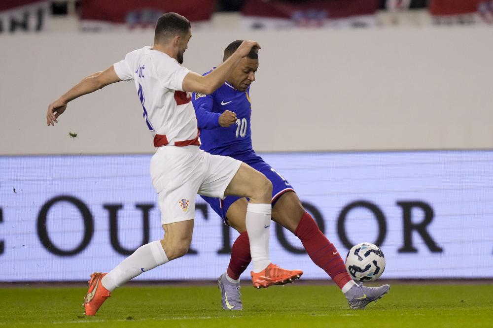 TA：阿森纳未积极推动冬窗出售球员；预计明夏将买断因卡皮耶